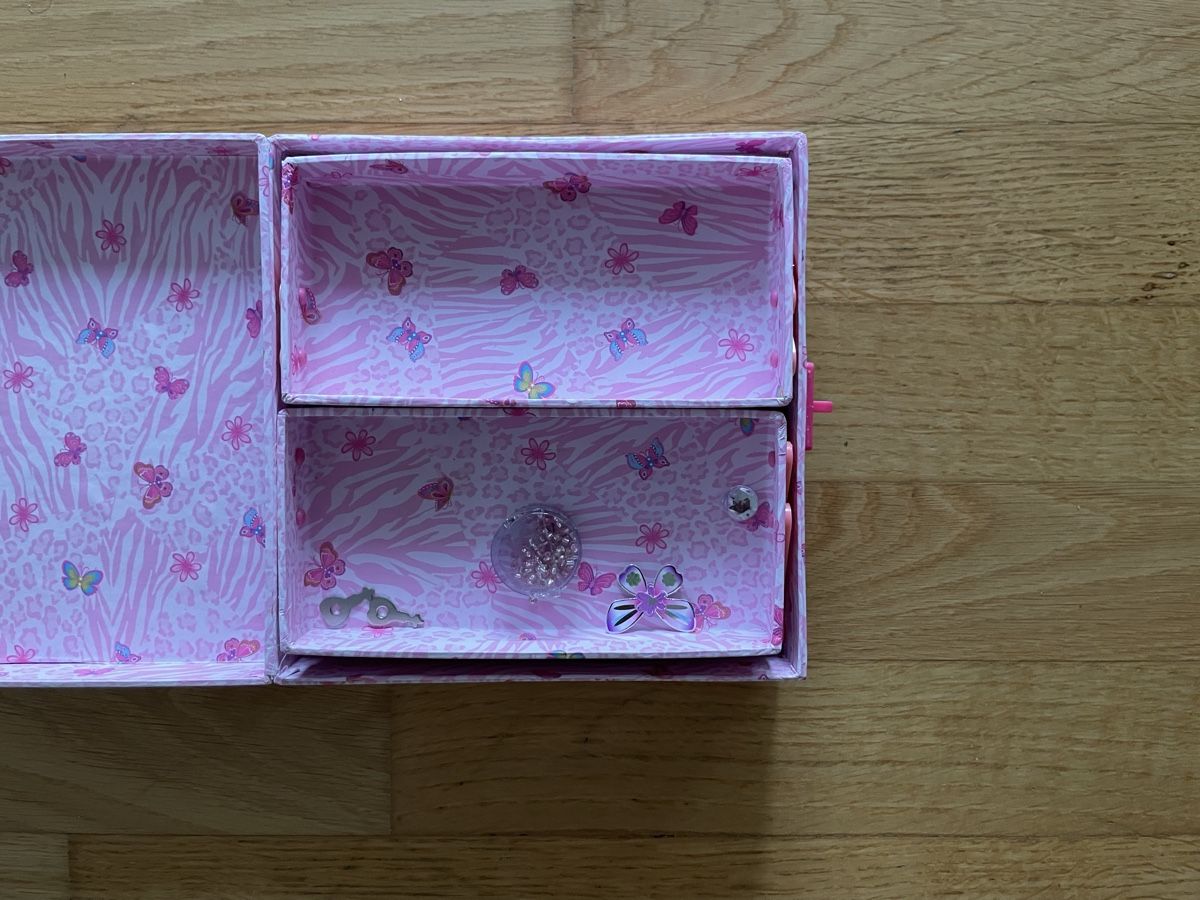Spielzeuge: Süsses Schmuckkästchen mit Schmetterlingen, abschliessbar – Gebraucht aus Uttigen von Saurer33 4