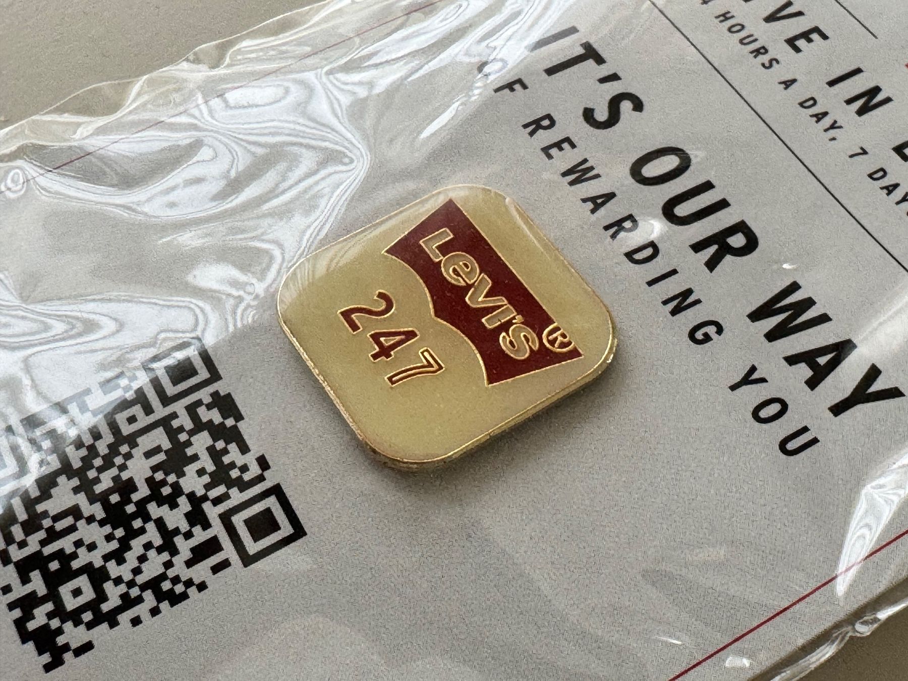 Levi's Placchette & Badge: Levi's Pin 24/7 - Neu in Originalverpackung – Nuovo (secondo la descrizione) da Stansstad venduto da ck1386