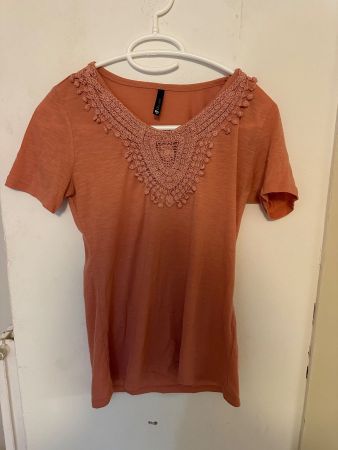 Rosafarbenes T-Shirt mit verziertem Kragen (XS)