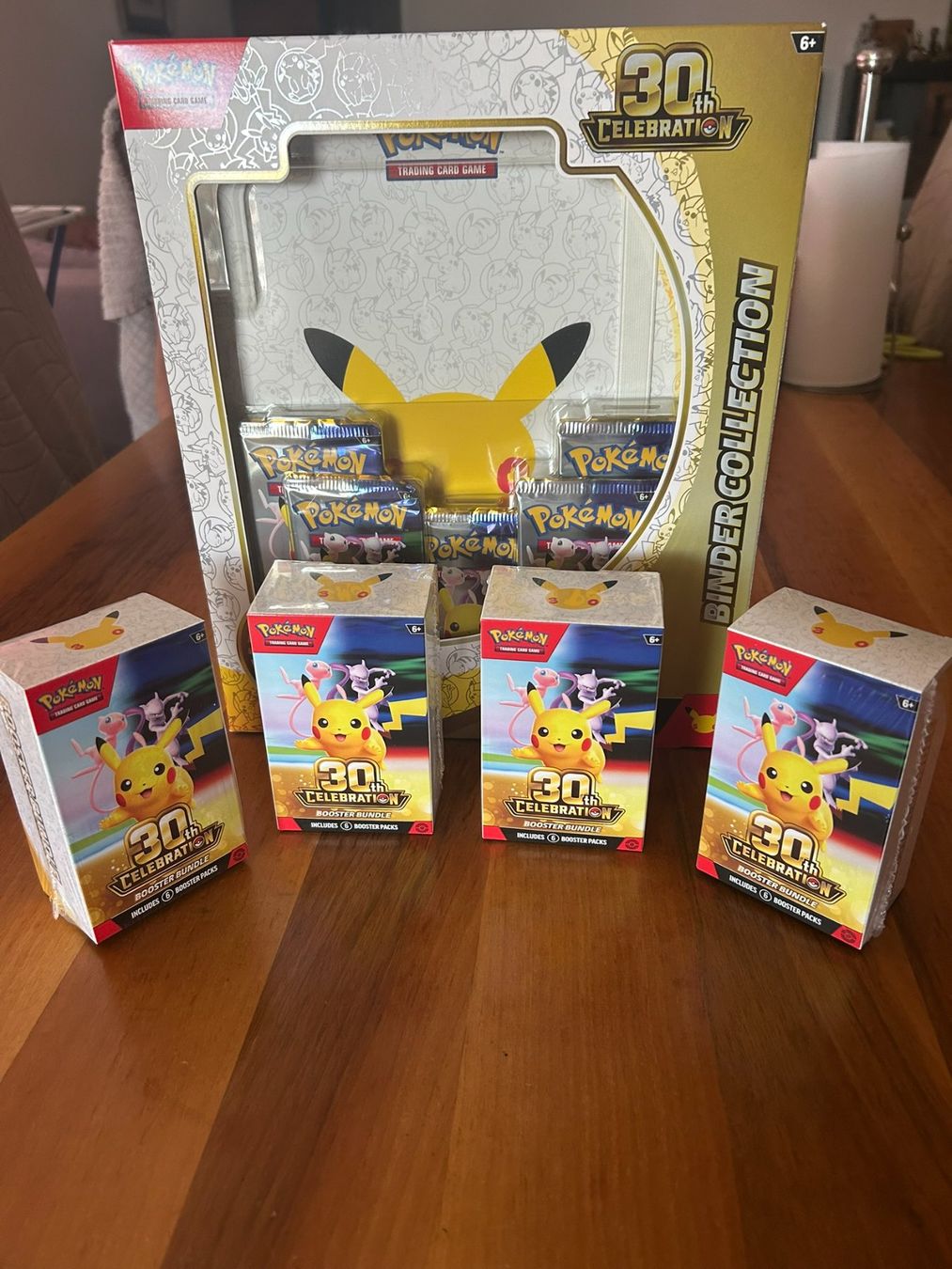 Pokémon Sammelbilder & Trading cards: Pokemon 30th Celebration Bundle EN – Neu und originalverpackt aus Sins von Acetyll