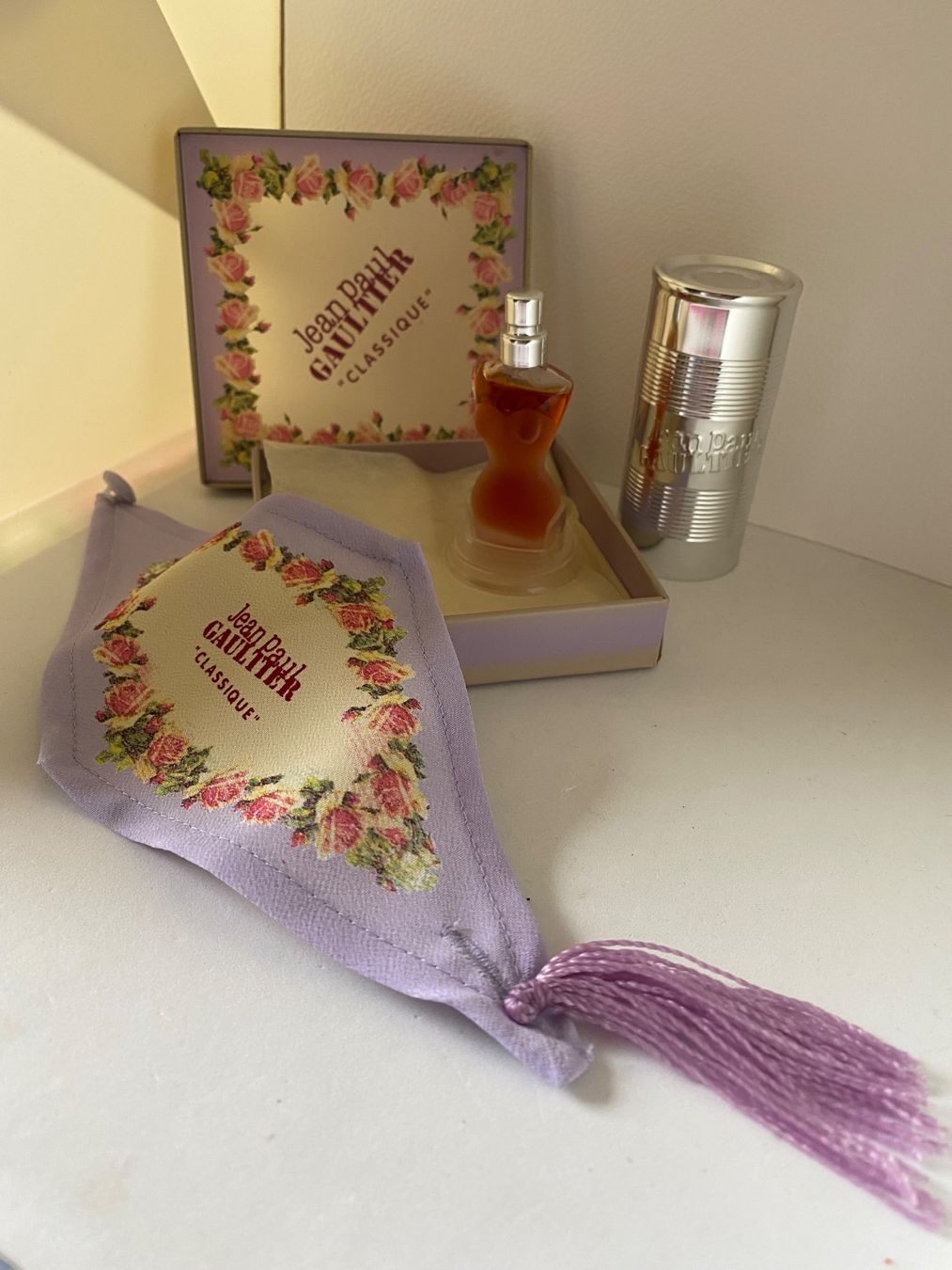 Jean Paul Gaultier Profumi & Eau de Toilette: Miniature et bracelet Jean Paul Gaultier – Nuovo e nell'imballaggio originale da Bouveret venduto da wes_7zll