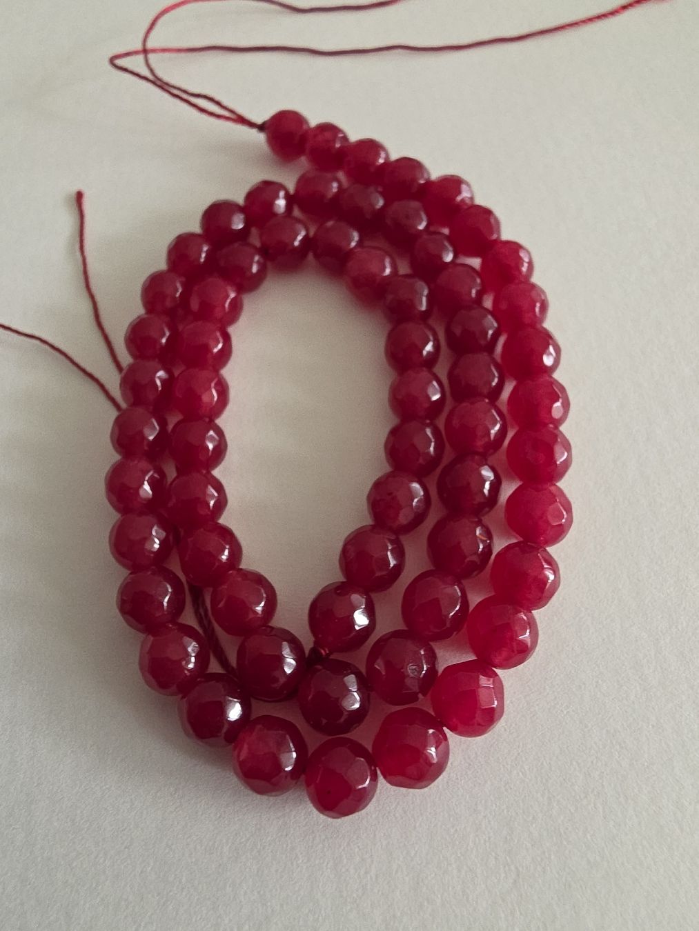 Minerali & Pietre curative: Chalcedon rot facettiert 6mm. Strang – Nuovo e nell'imballaggio originale da Menziken venduto da Mirager