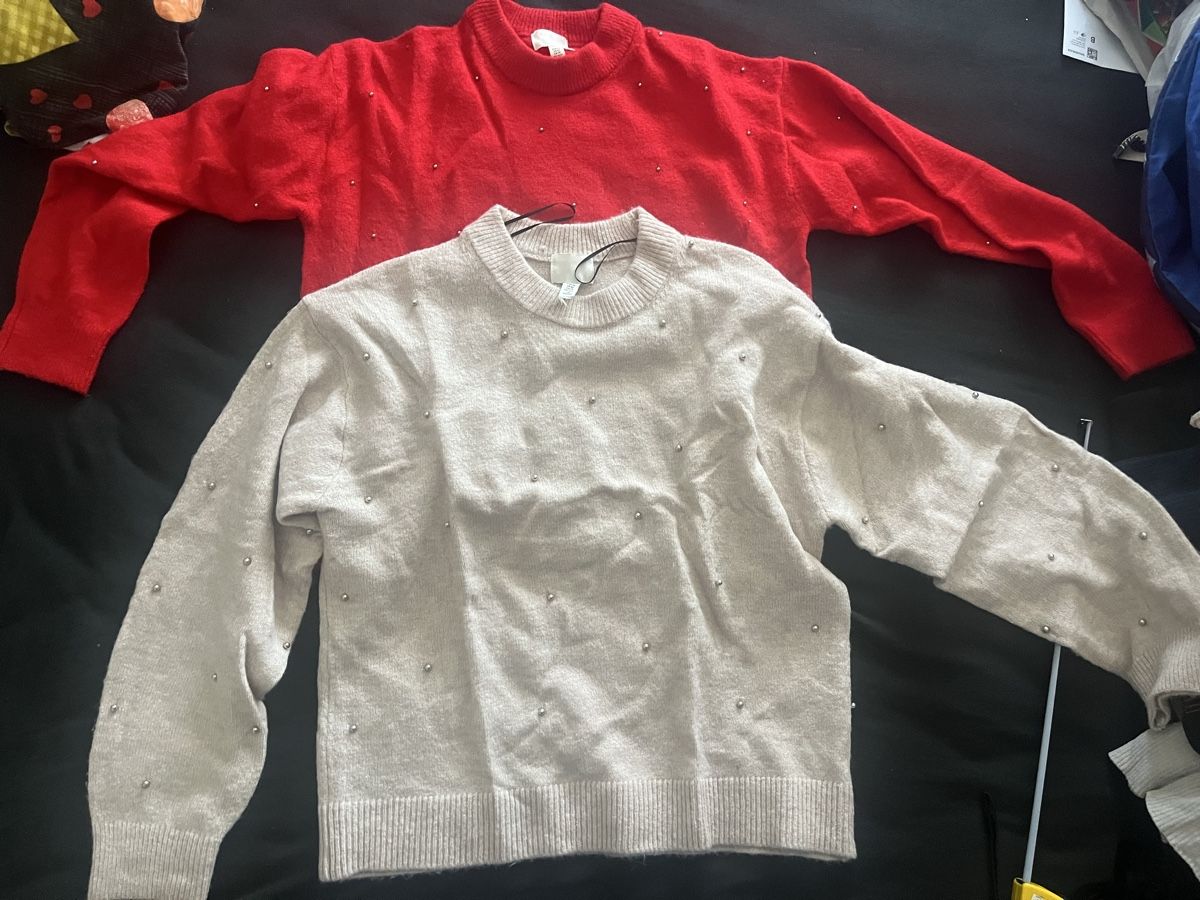 H&M Lotti di vestiti: Zwei Damen Pullover rot und beige – Nuovo (secondo la descrizione) da Olten venduto da sae_82z2