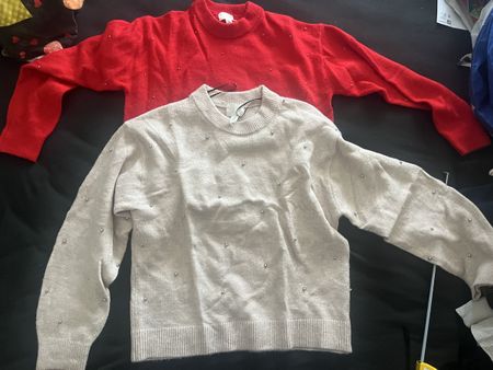 Zwei Damen Pullover rot und beige
