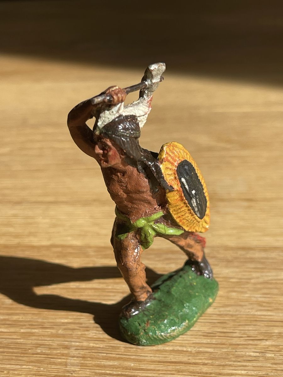 Elastolin Giocattoli: Elastolin Indianer Figur mit Axt und Schild bemalt – Usato da Basel venduto da torthum