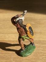 Elastolin Indianer Figur mit Axt und Schild bemalt
