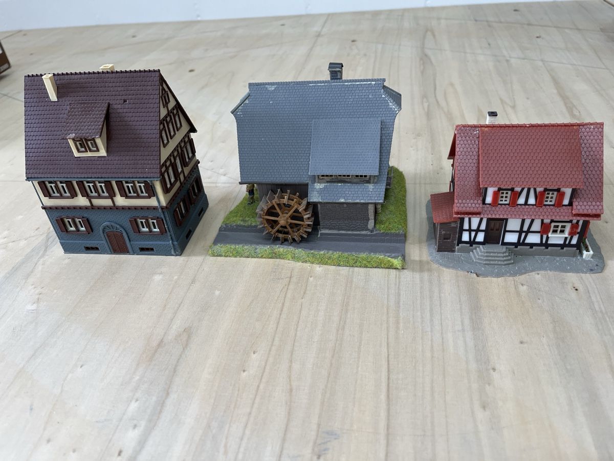 Faller Modellini di ferrovie: Modelleisenbahn 3 Gebäude  – Usato da Lyss venduto da Gurti1 2