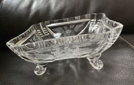 Geschliffene Glasschale auf Füssen