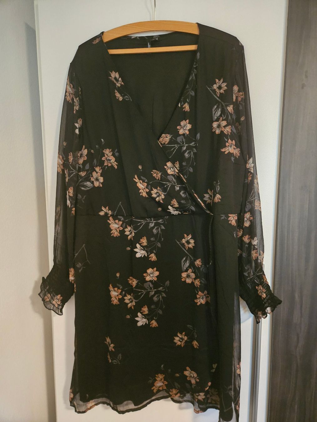 Vero Moda Vestiti: Leichtes Kleid mit Blumenmuster, Vero Moda Curve, Gr 50 – Usato da Kreuzlingen venduto da Abble 2