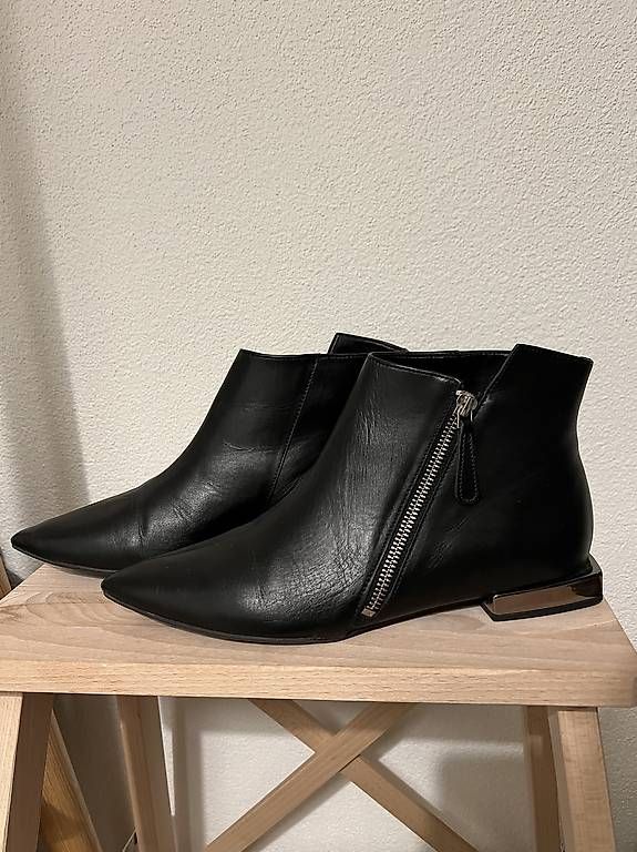 Scarpe da donna: Stivaletto pelle nera – Usato da Luzern venduto da mic_99vf