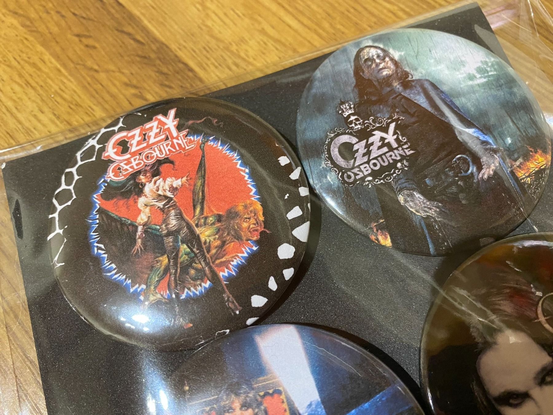 Placchette & Badge: Ozzy Osbourne Ansteck Badges! – Nuovo (secondo la descrizione) da Basel venduto da FatCatPacksTheRatt 6