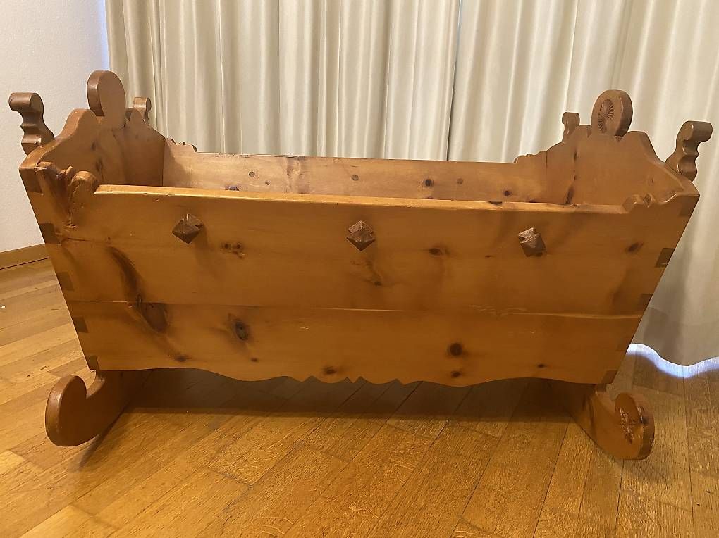 Articoli in legno: Antike Wiege aus Echtholz  rustikal & dekorativ  – Usato da Steckborn venduto da sab_r2xl