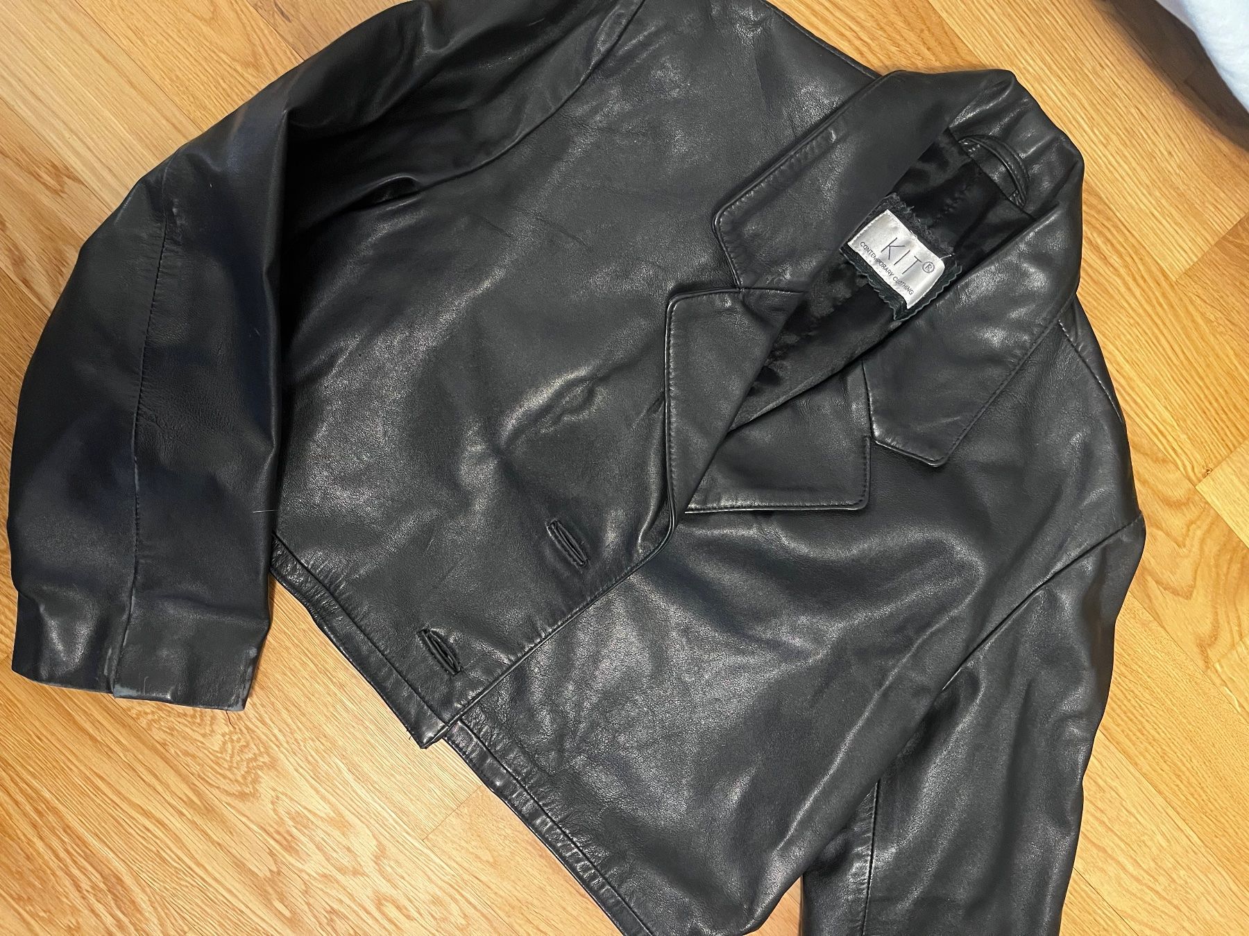 Jacken: Veste courte en cuire noire – Gebraucht aus La Tour-de-Trême von lol_85kj