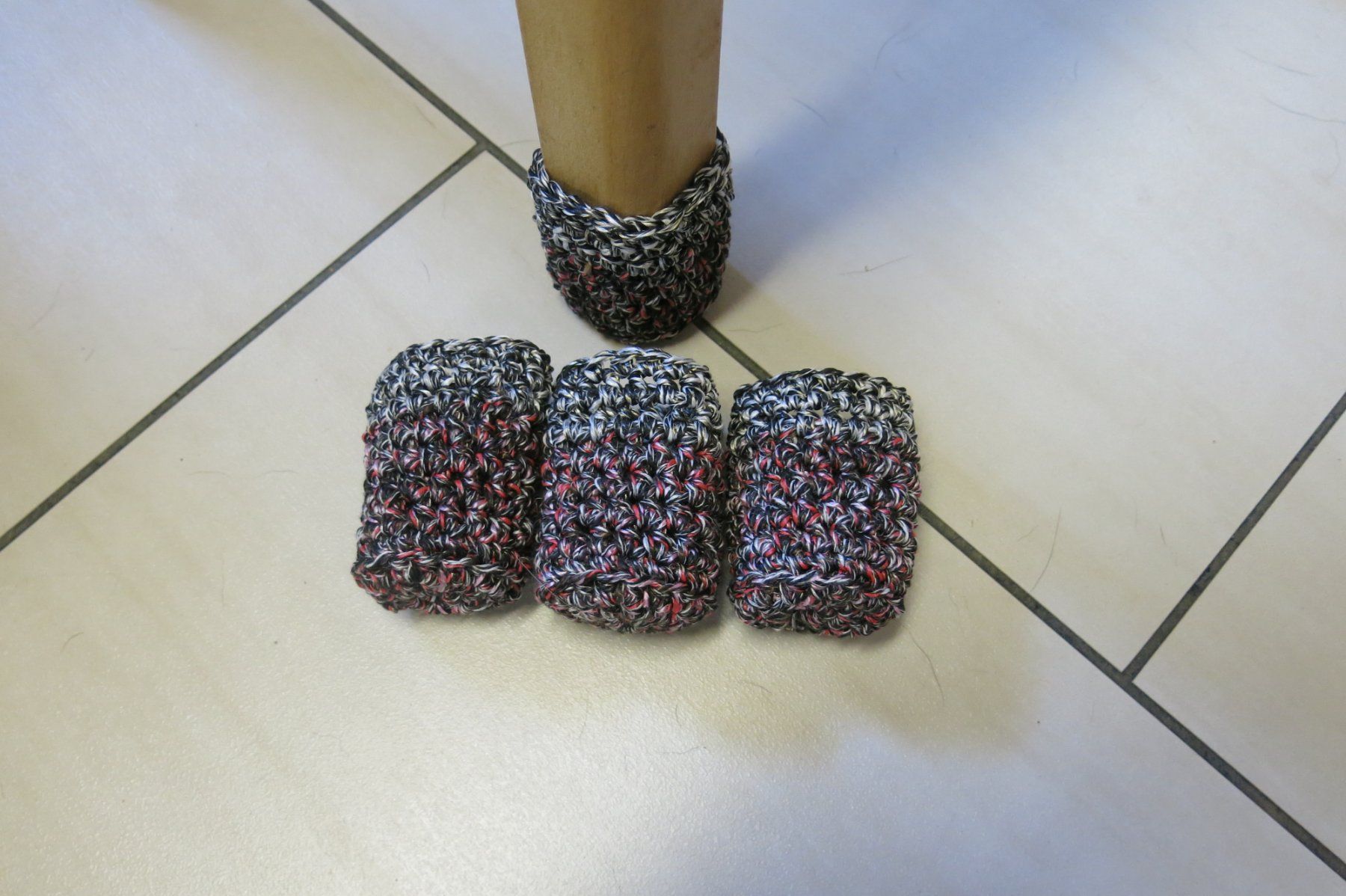 Alle Dekorationen: Stuhlsocken / 1 Set = 4 Stück / gehäkelt – Neu (gemäss Beschreibung) aus Schaffhausen von Espressoo7 1