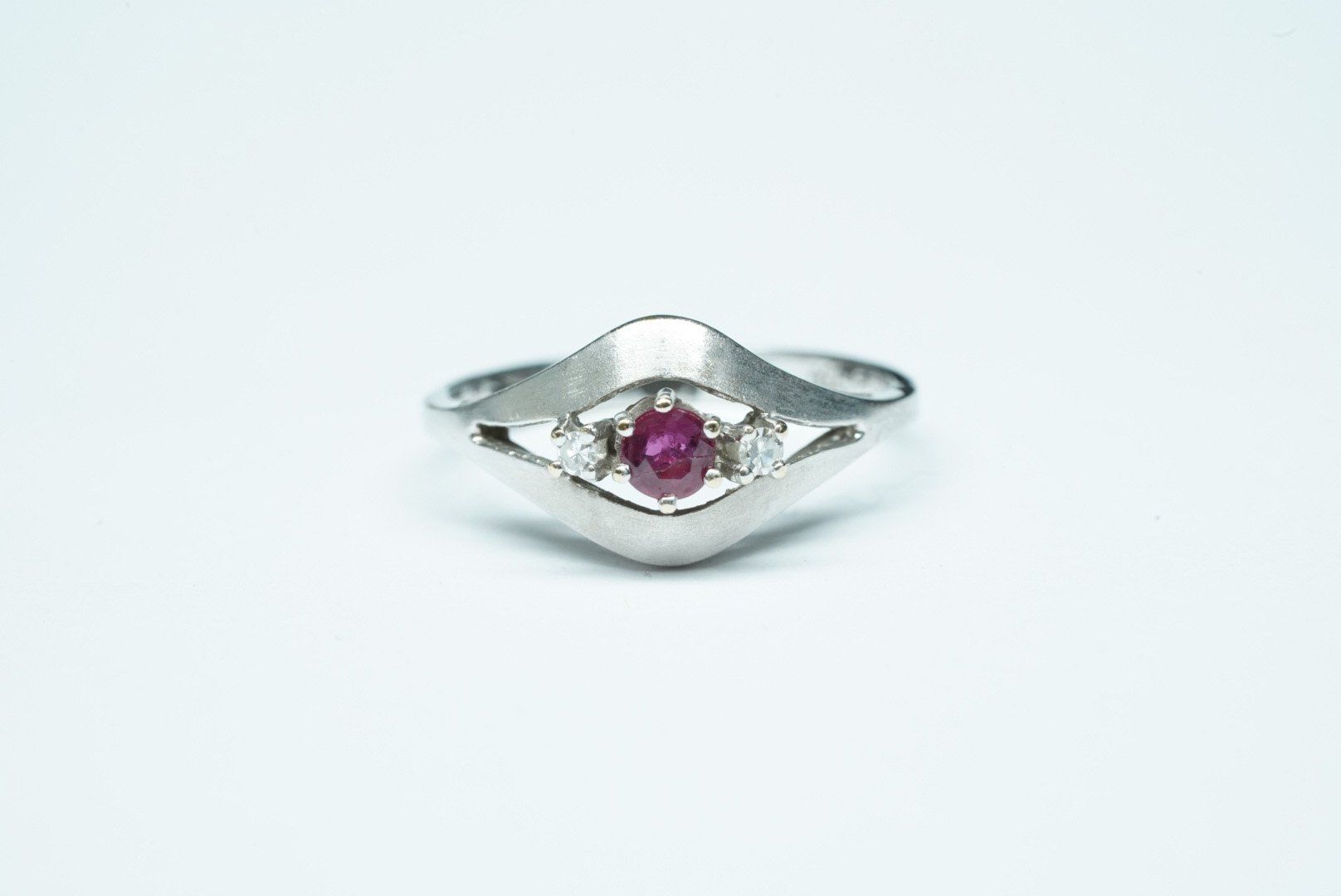 Anelli: Fingerring 18k Weissgold mit Rubin – Usato da Bülach venduto da Re-Jewelled