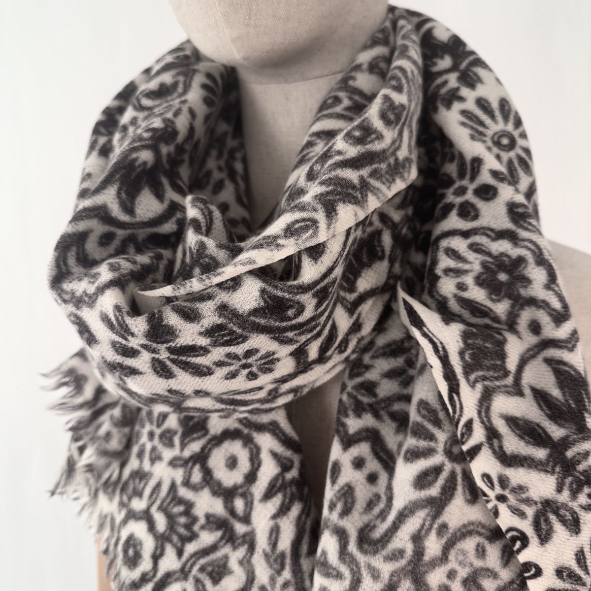 Foulard & Sciarpe: HIGH Everyday Couture Scarf – Nuovo (secondo la descrizione) da Freienbach venduto da Avviivva_Shop 1