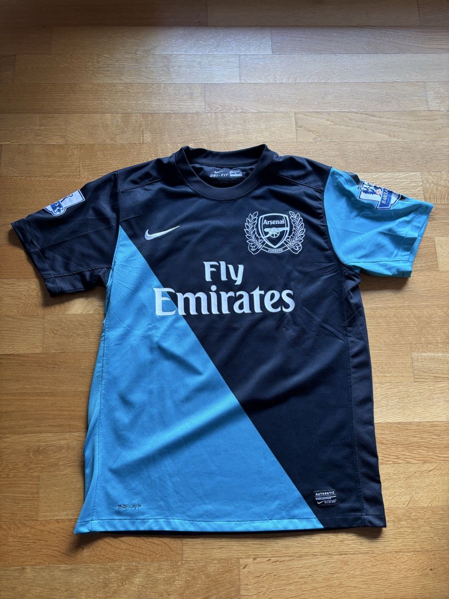 Nike Maillots de corps & Pantalons: Fussballtrikot Arsenal Saison 11/12 mit Wilshere – D'occasion à Winterthur par Domihofmann