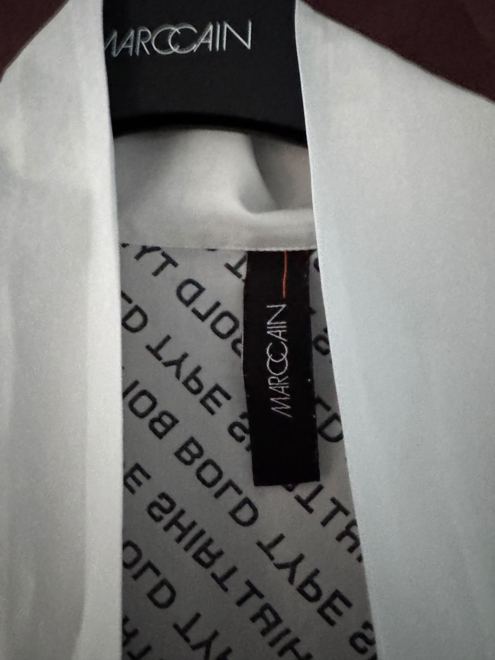 Marc Cain Camicette: Bluse Marc Cain mit einem Buchstabenmuster iweiss N4 40 – Nuovo (secondo la descrizione) da Volketswil venduto da praxis12 3