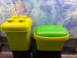 2 grüne Legosteine Lego Spielzeug Schachteln Boxen Duplo