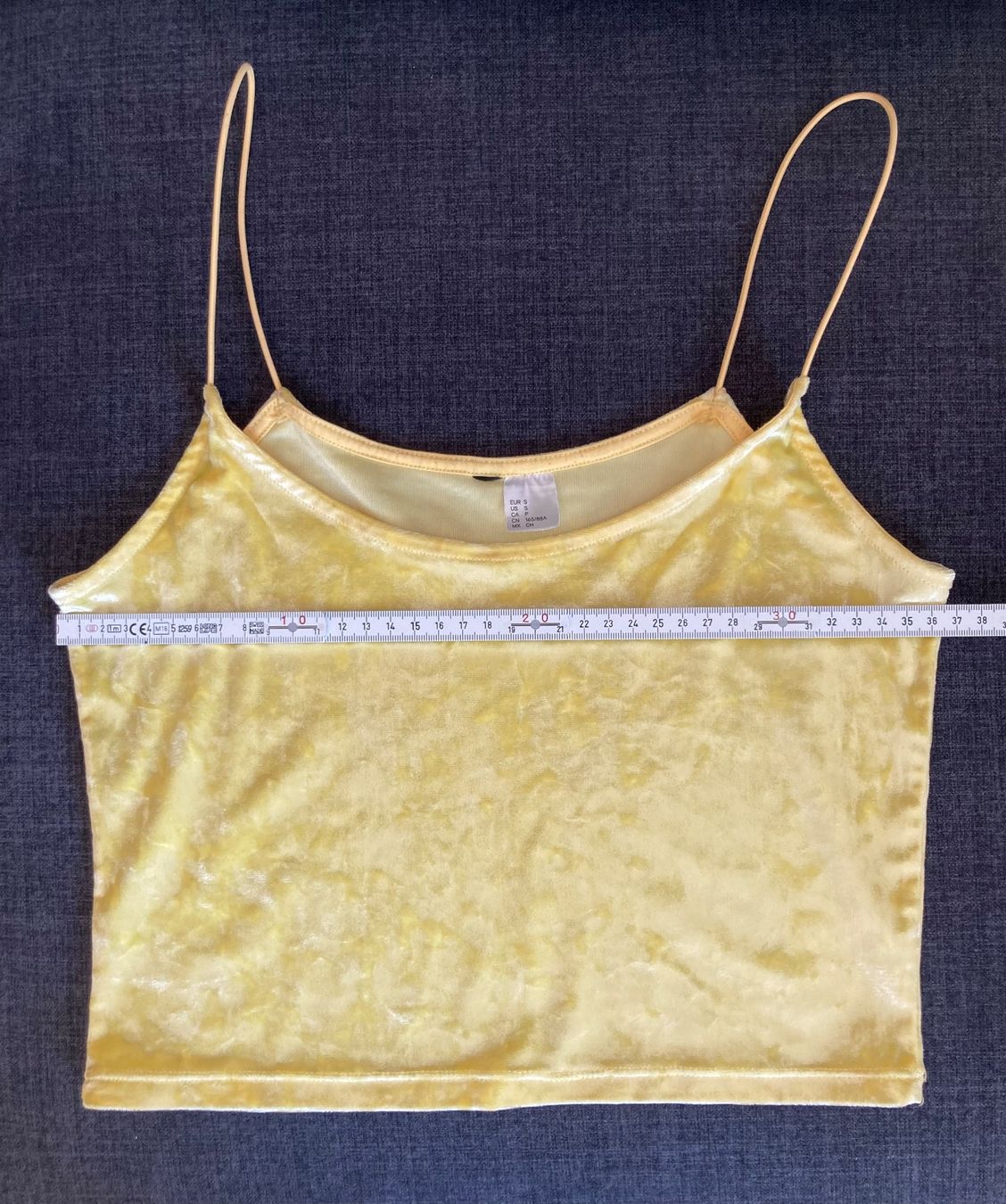 H&M Tops: Crop Top H&M, Samt – Gebraucht aus Samedan von chickenrun01