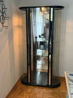 schöne schwarze Vitrine  mit Beleuchtung