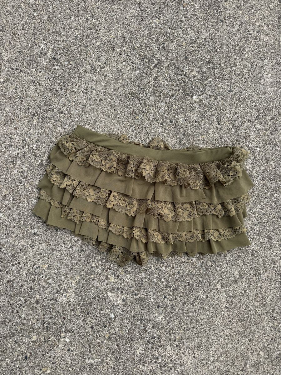 Shein Pantaloni: Khaki Ruffle Shorts S New – Nuovo e nell'imballaggio originale da Effretikon venduto da syrrrrre 6