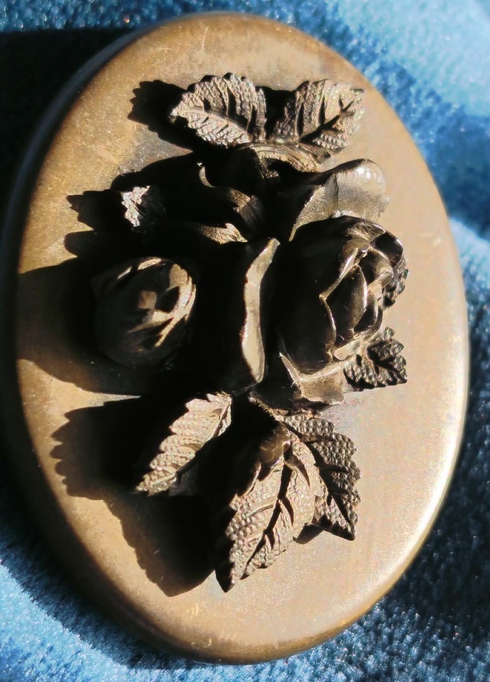 Broschen & Nadeln: Vintage Brosche mit Rosenmuster, aus Bakelit oder Catalin – Gebraucht aus Zürich von Tanteemma369 2