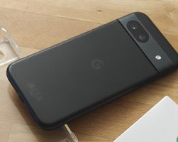 Smartphone Google Pixel 8a schwarz neuwertiger Zustand