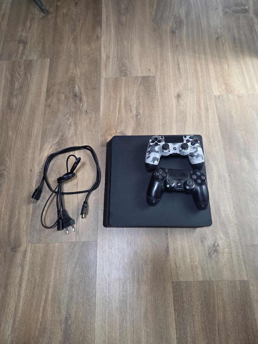 Sony Consoles: Sony Playstation 4 – D'occasion à Brienz BE par Zob_2006
