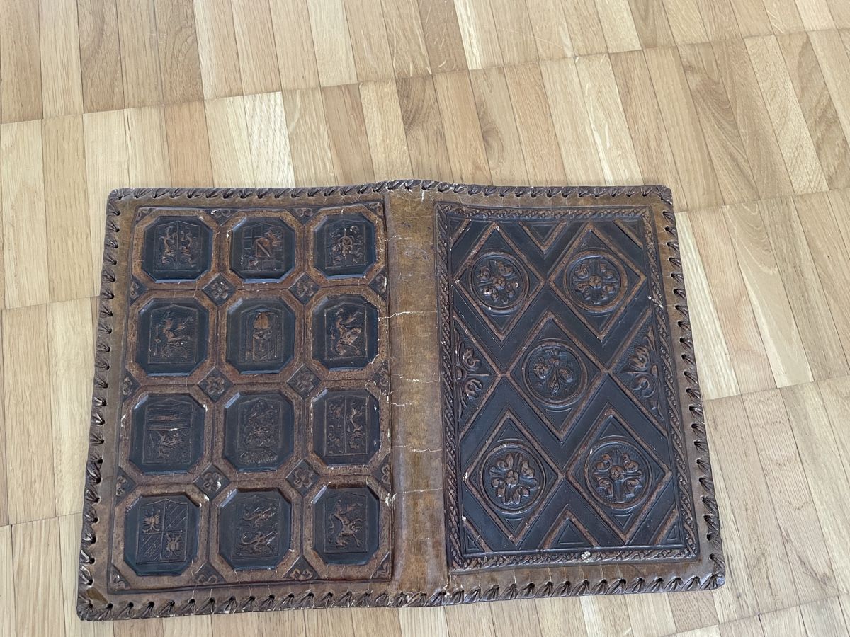 Cover & Protezioni schermo: Antique Embossed Leather Journal Cover – Usato da Neuchatel venduto da shi_9fzw 1