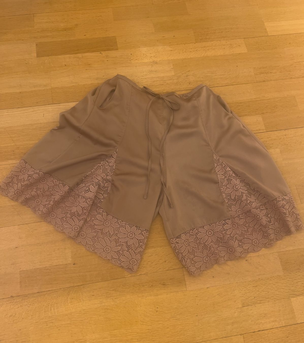 Pantalons: Leichte Shorts mit Spitze – D'occasion à Zürich par Naebeli 1