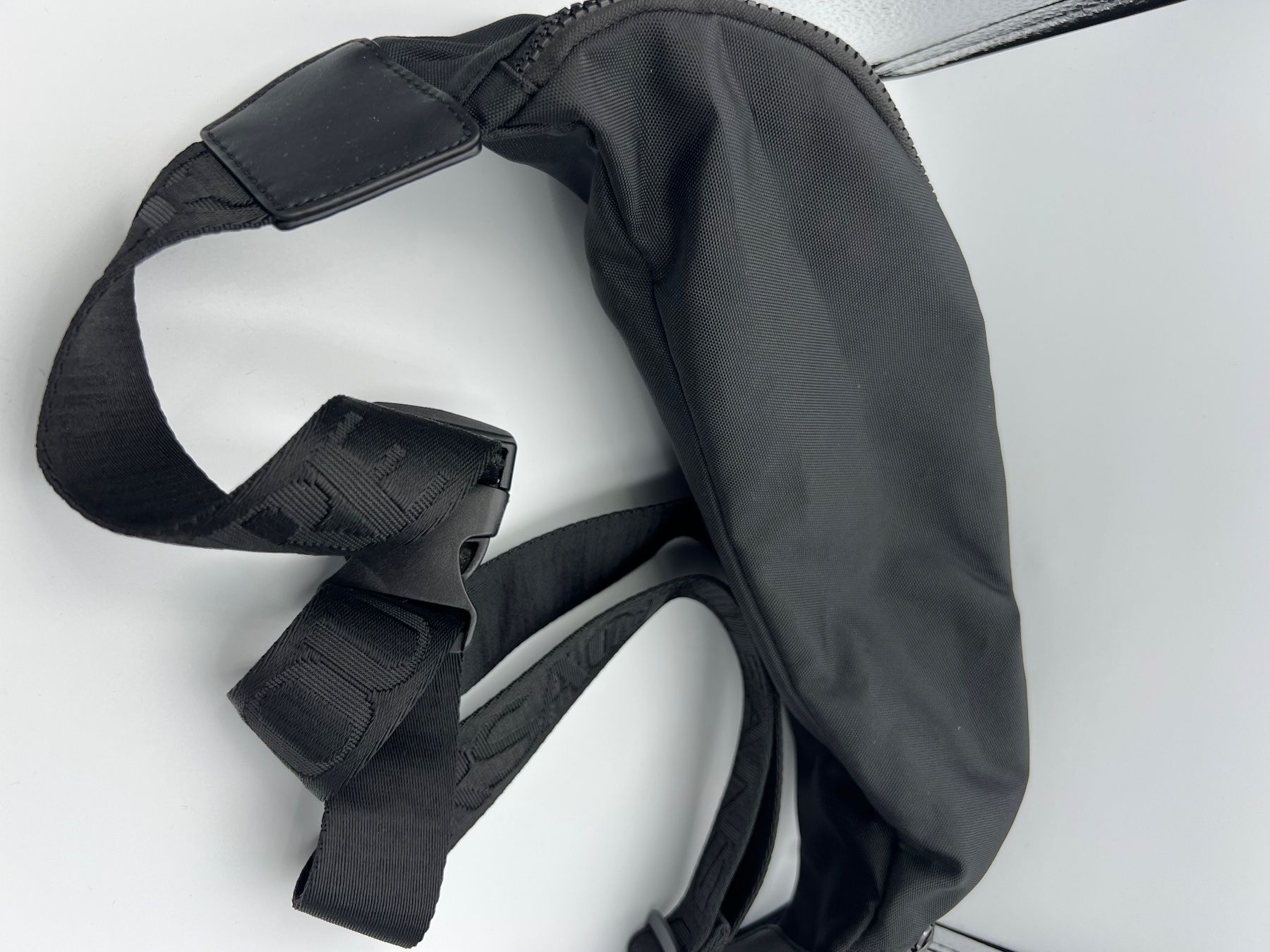 Versace Taschen: Versace Jeans Couture Bauchtasche – Gebraucht aus Schlieren von svenbaettig 1