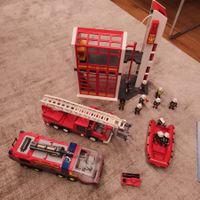 Playmobil Feuerwehrstation plus 2 Feuerwehrautos sowie Boot