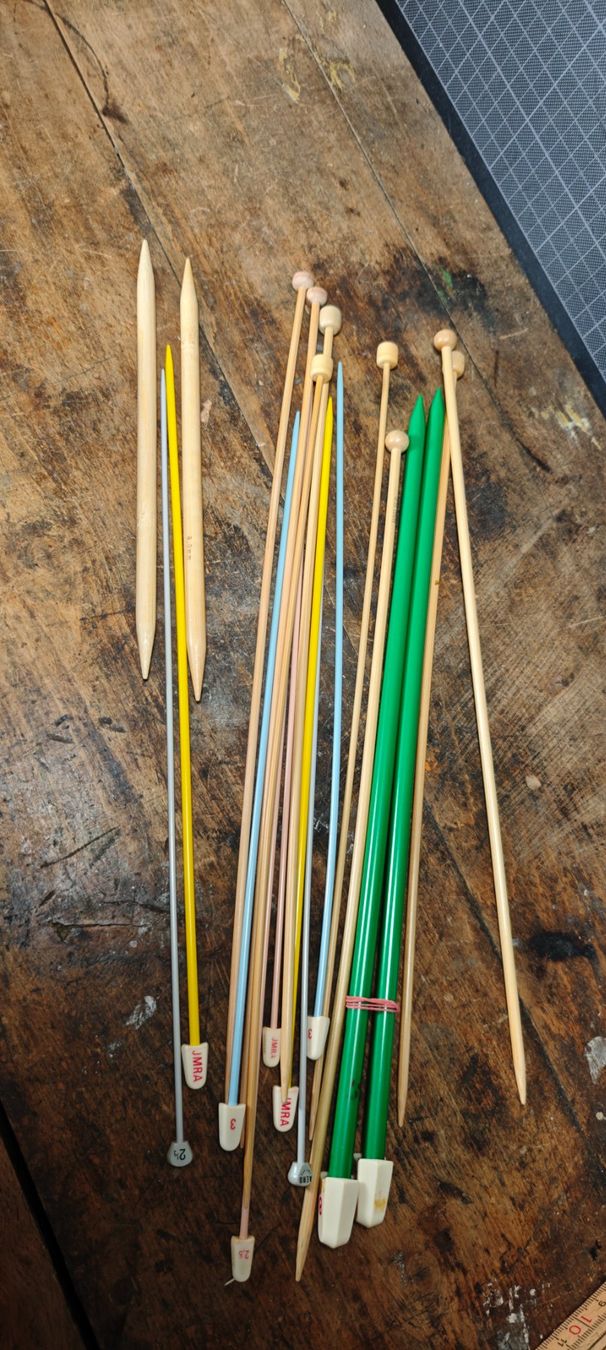 Ferri: Wunderschöne alte Stricknadeln in Holzkiste – Usato da Gelterkinden venduto da MYSTOREFORYOU4460 1