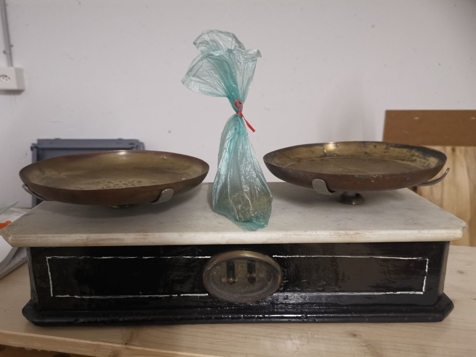 Waagen und Gewichte: Waage mit Gewichten. – Gebraucht aus Egg b. Zürich von Pronsch