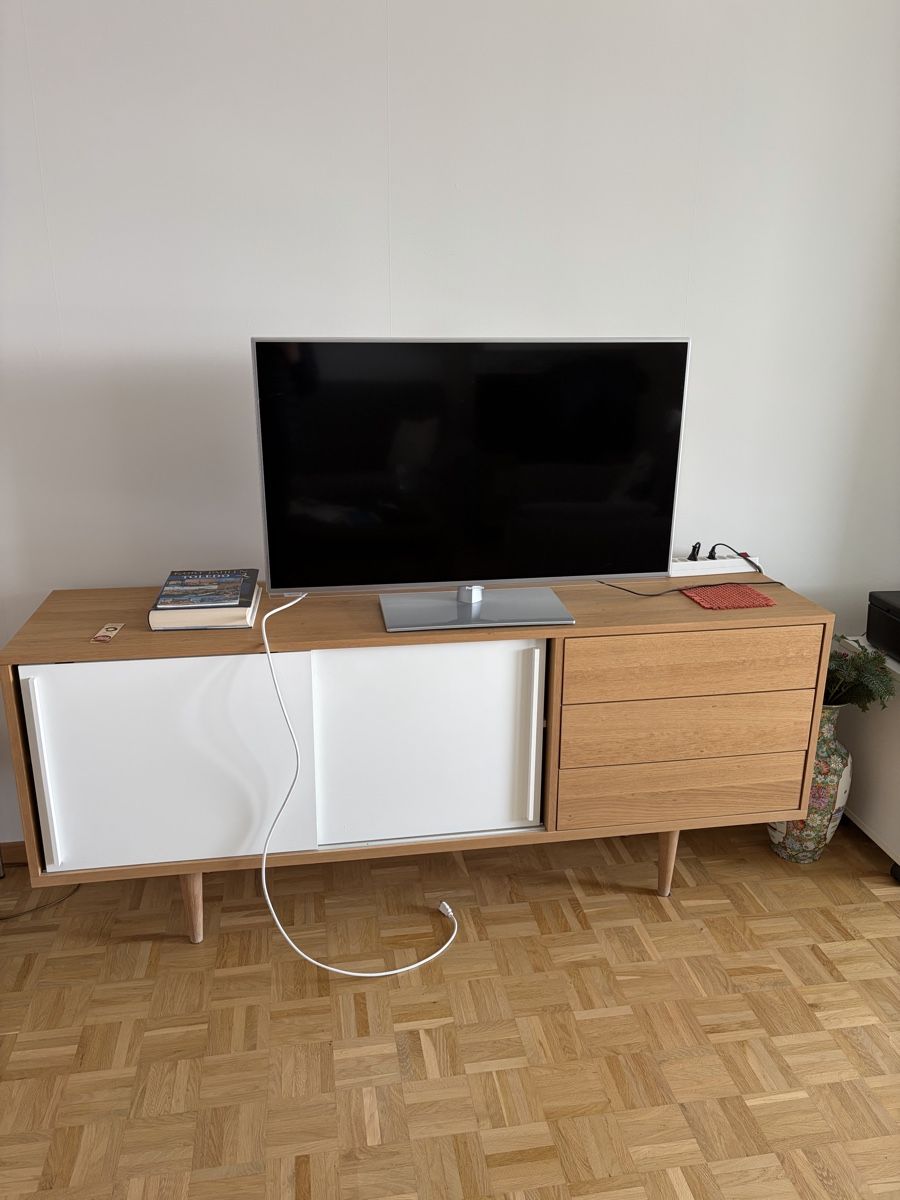 TV Möbel: TV-Möbel aus Holz mit Schiebetüren, Top Zustand! – Gebraucht aus tann von Luizi