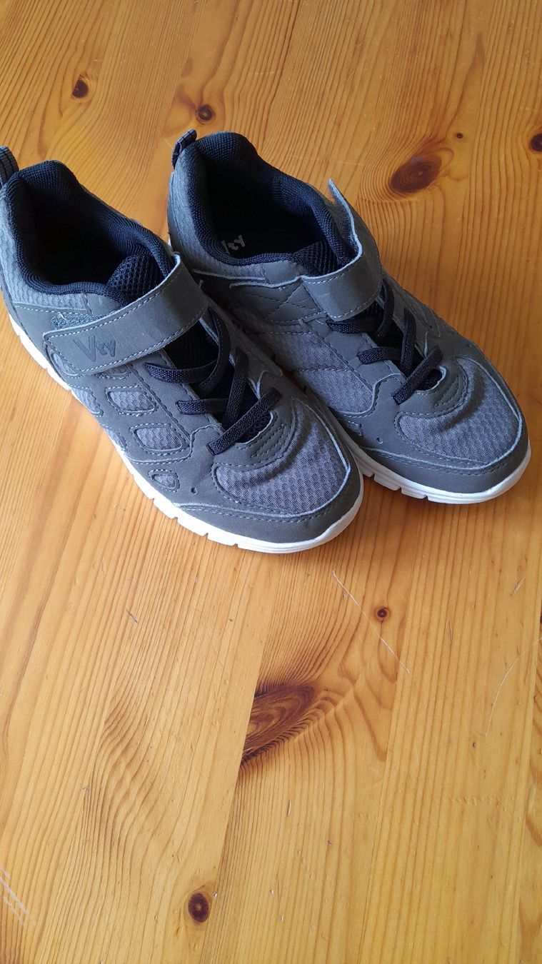 Chaussures garçon: Turnschuh gr. 33 – D'occasion à Nesslau par Churfirsten08