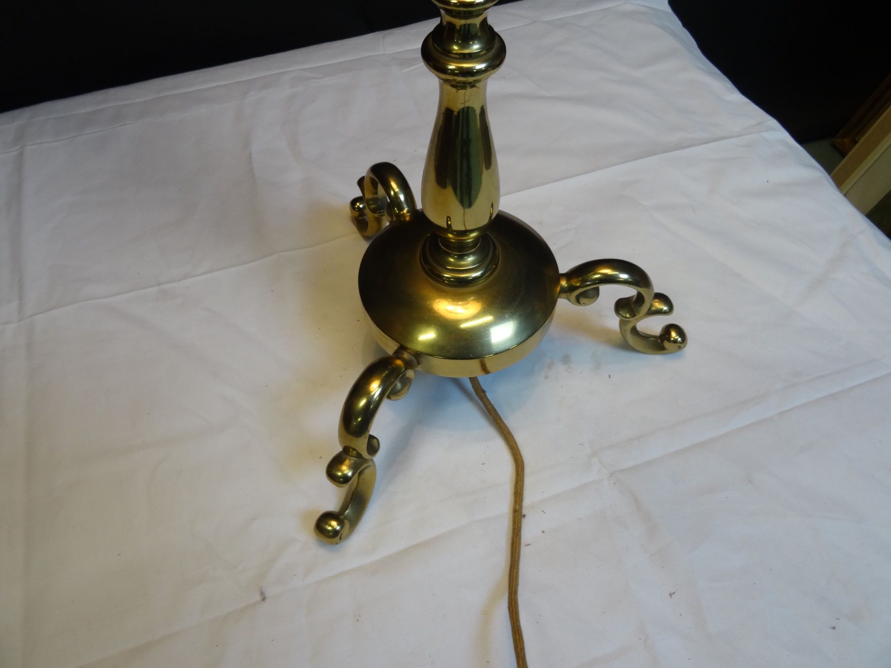 Lampade: STÄNDERLAMPE MIT MESSINGFUSS – Usato da Brügg BE venduto da fundus2 1