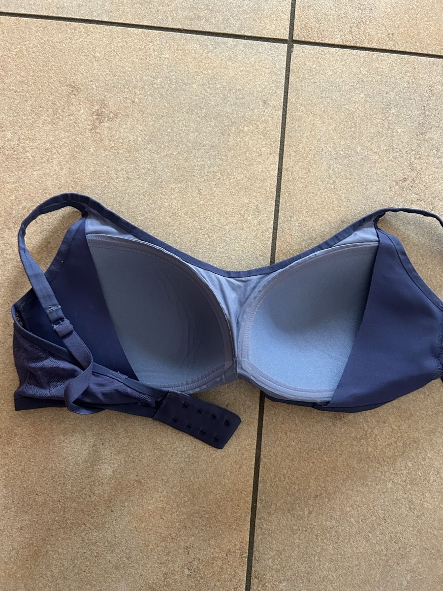Altra biancheria intima: Dunkelblauer BH mit Blumenmuster, Grösse S, neuwertig – Usato da Muttenz venduto da ali_6yvf 1