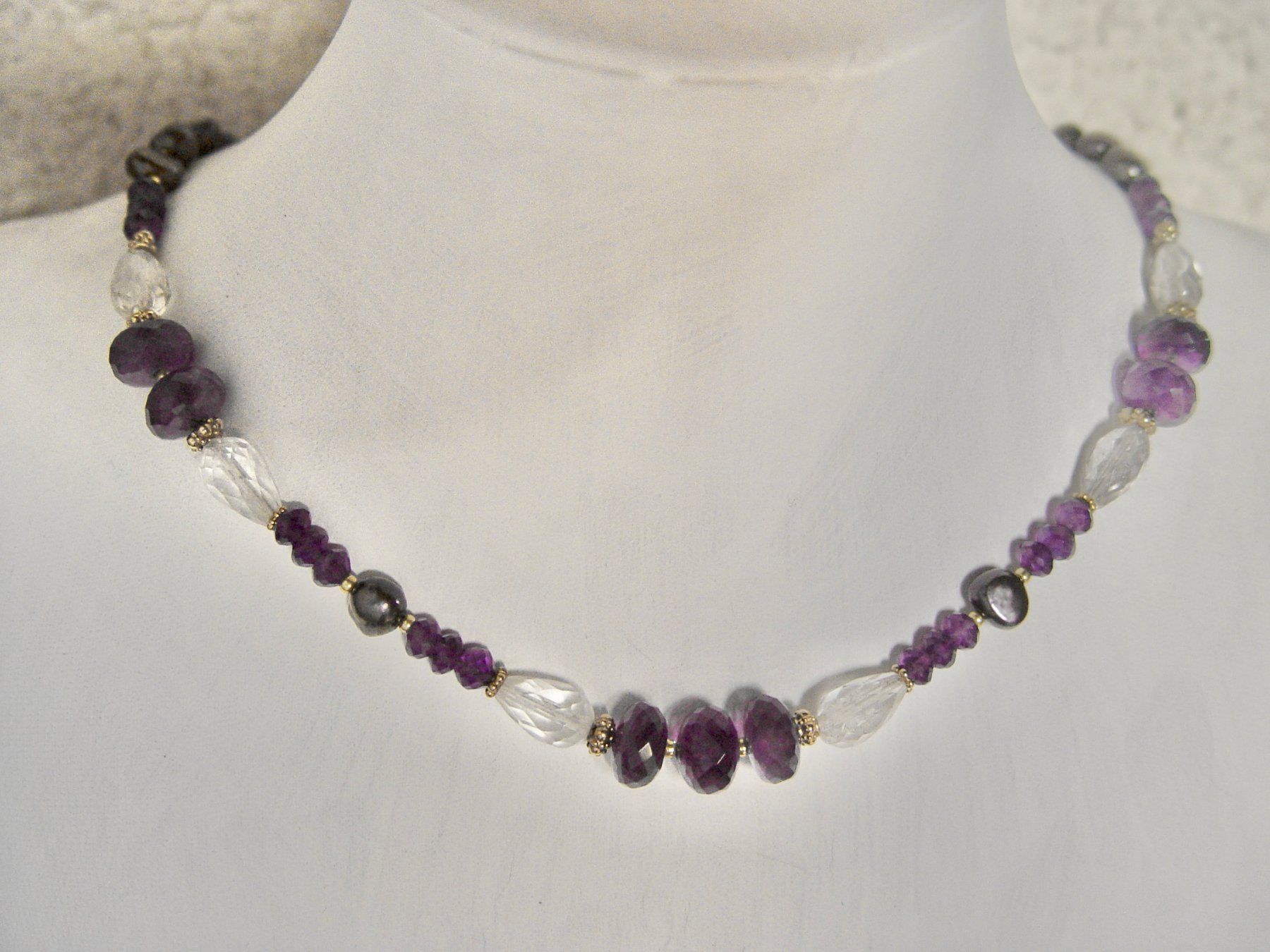 Olga Ribler Catenine: Collier Amethyst, Perlen, Bergkristall, Silber vergoldet – Usato da Henggart venduto da gernli 1