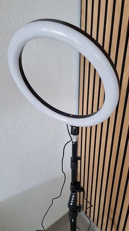 Lampade: Luce LED Anulare con Tripiede – Usato da Sementina venduto da 19h_99rt