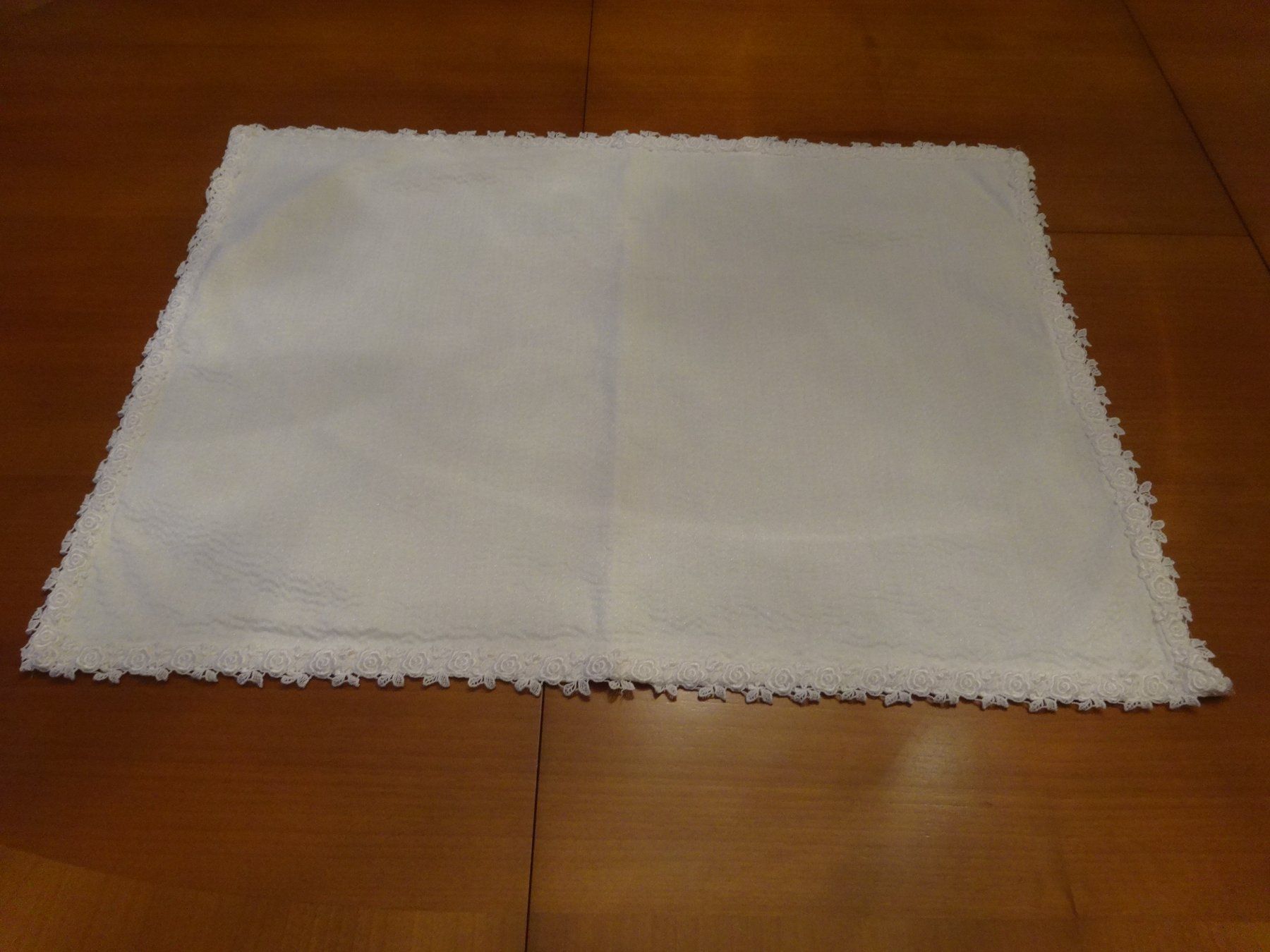Tutte le decorazioni: Grand napperon ou milieu de table – Nuovo e nell'imballaggio originale da Biel/Bienne venduto da milamila02