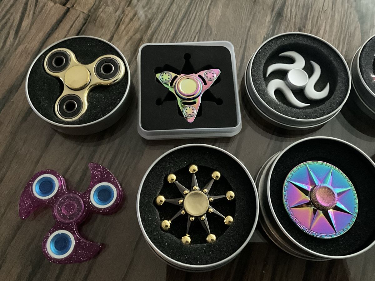 Spielzeuge: 10 x verschiedene Fighter Spinner – Gebraucht aus Oberglatt ZH von Multimix 1