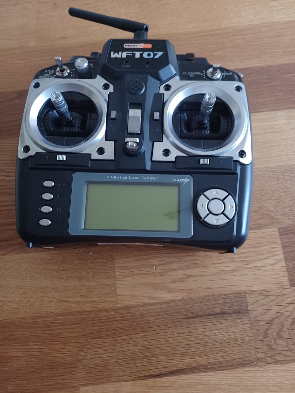 Fernsteuerungen: WFLY WFT07 Sender mit USB Anschlusskit für PC – Gebraucht aus Daellikon von Ebuffi