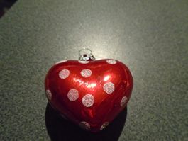 Weihnachtskugel Herz rot, weisse Punkte
