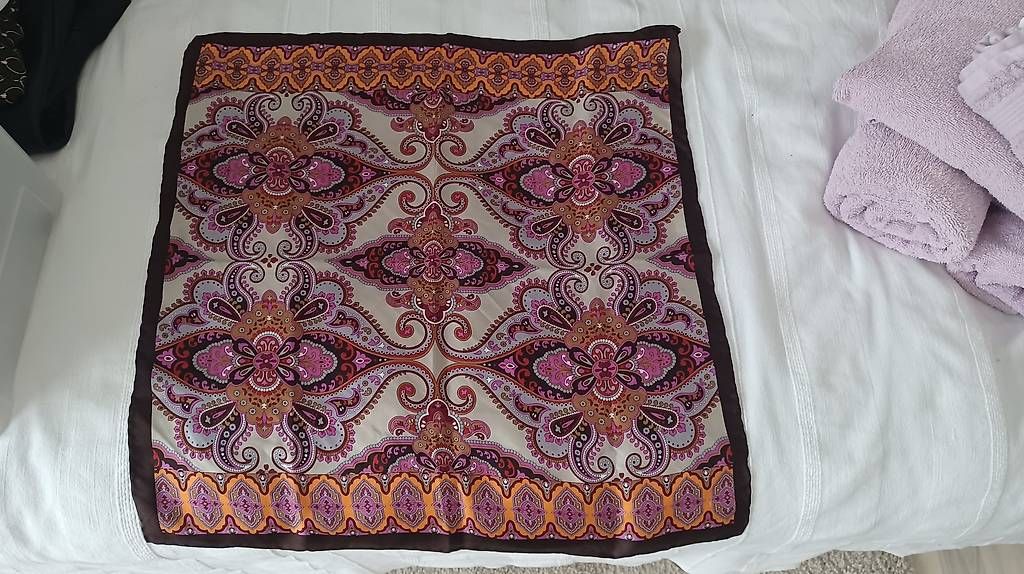 Foulard & Sciarpe: Seidentuch von Globus – Usato da Bäretswil venduto da Musaka68