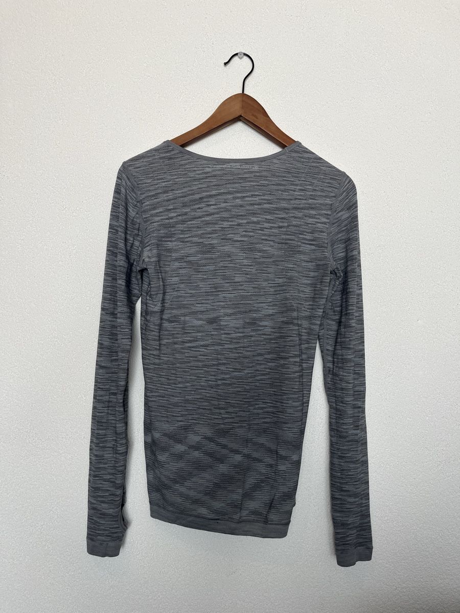 Under Armour T-shirt: T-shirt à manches longues Under Armour Threadborne gris tail – Usato da St-Légier-Chiésaz venduto da bfa_9dp5