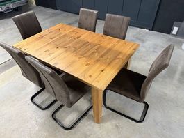 ausziehbarer Tisch + 6 Stühle