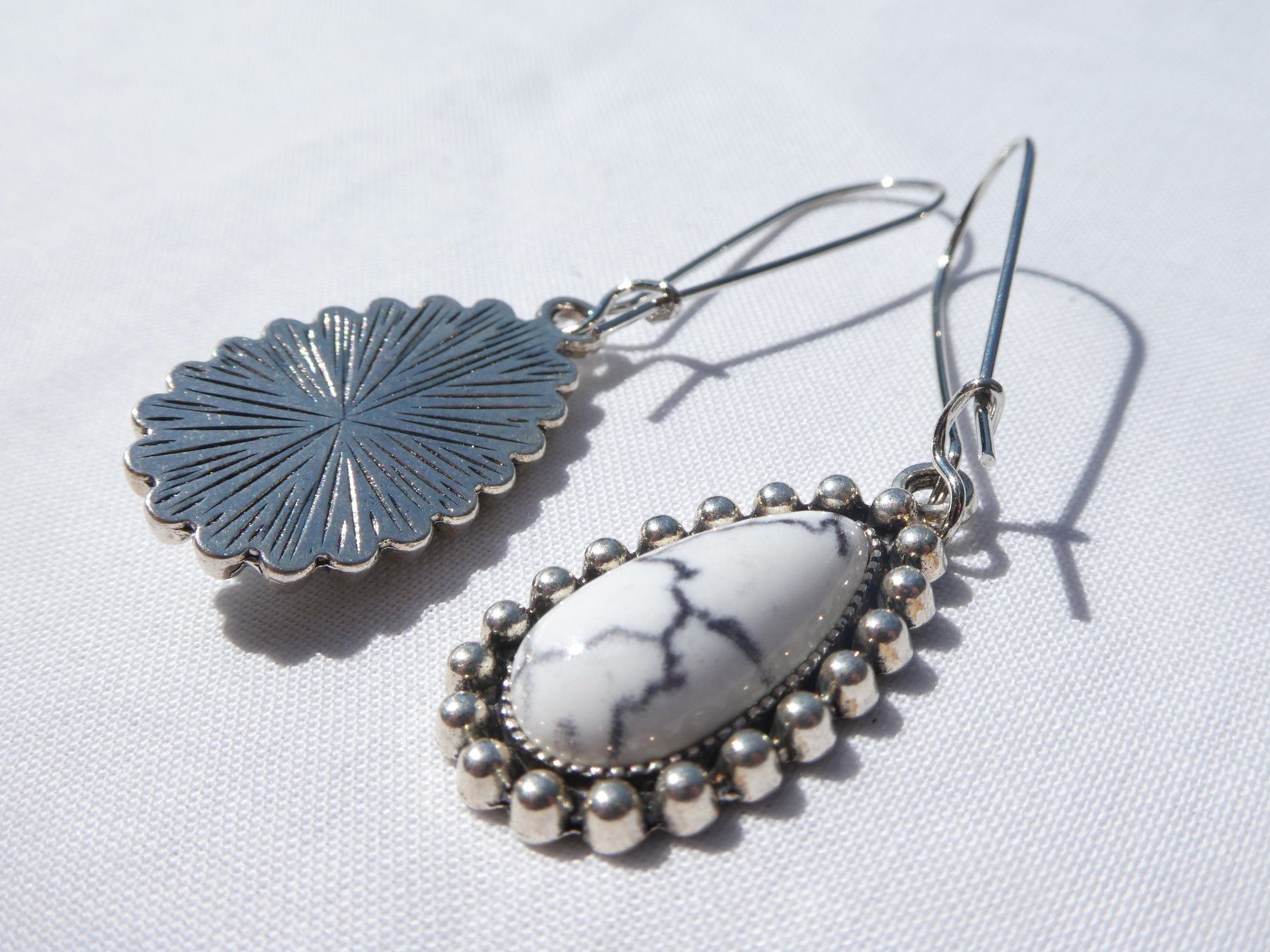 Ohrringe & -stecker: Ohrhänger mit Howlith-Stein, Modeschmuck; neuwertig – Neu (gemäss Beschreibung) aus Gattikon von kaandooh 2