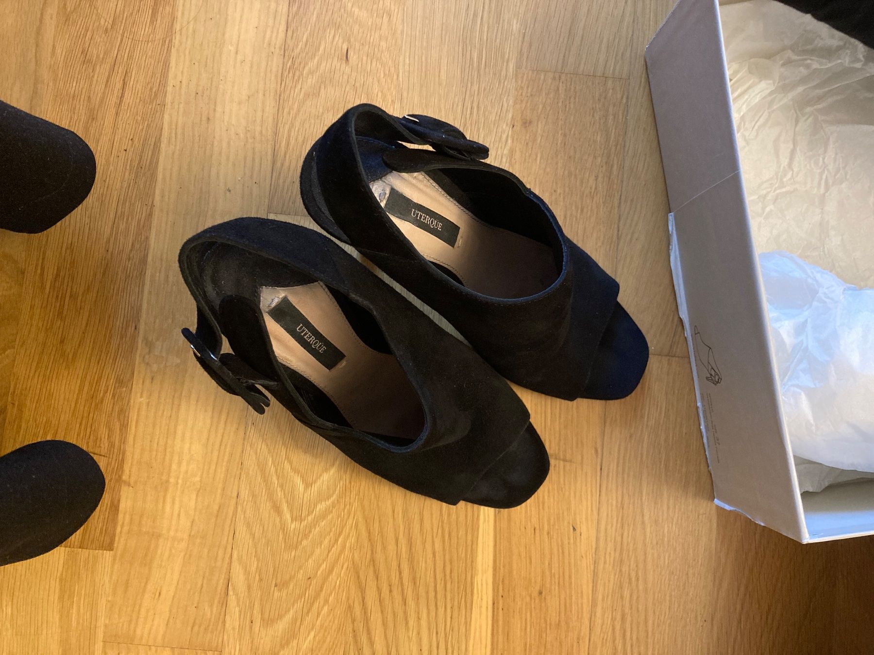 Scarpe da donna: Uterqüe, Black Suede Sandals, Size 37 – Usato da Luzern venduto da AM2nd 4